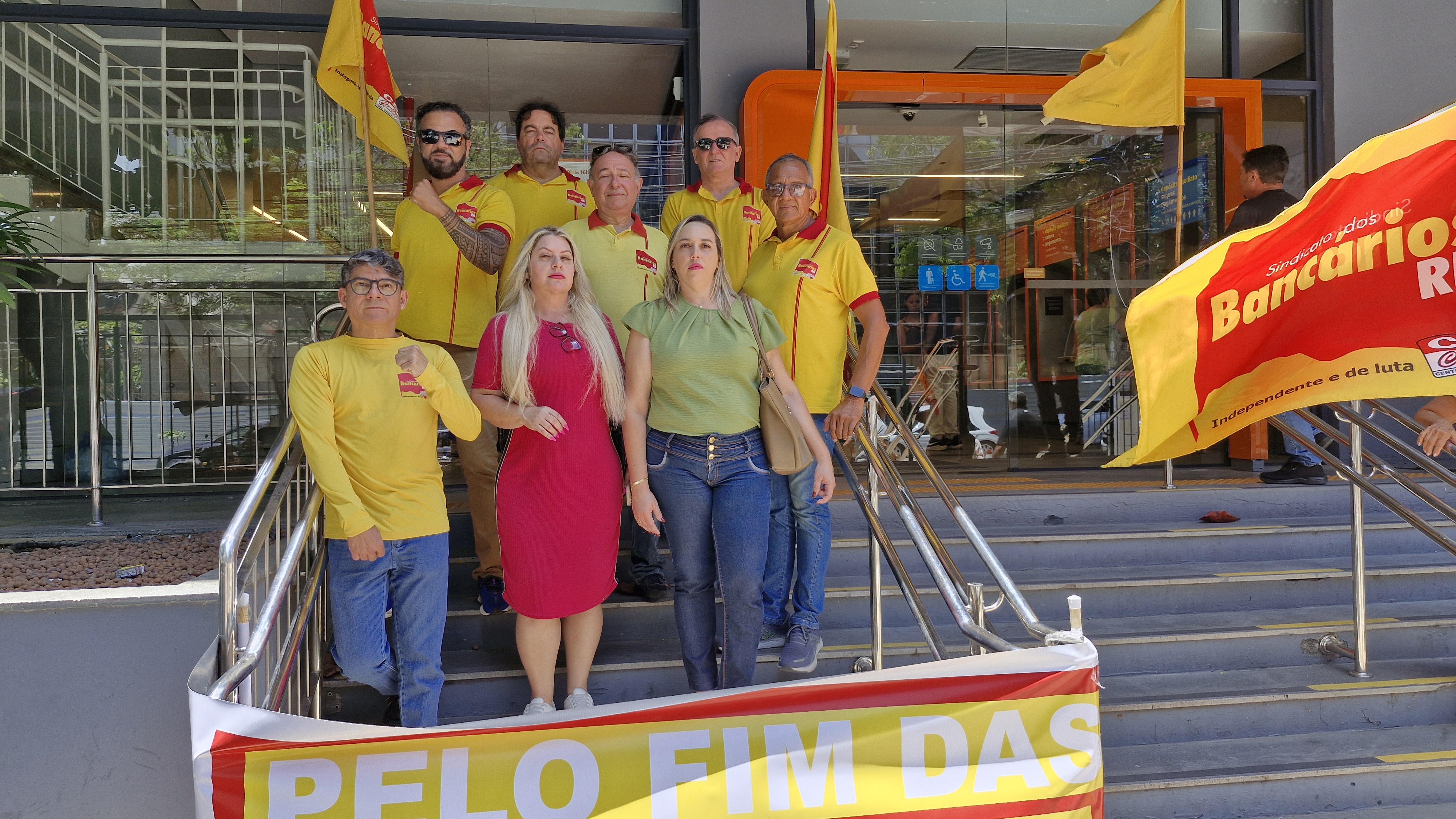 Sindicato protesta contra demissões no Itaú e alerta para impacto dessa política no atendimento