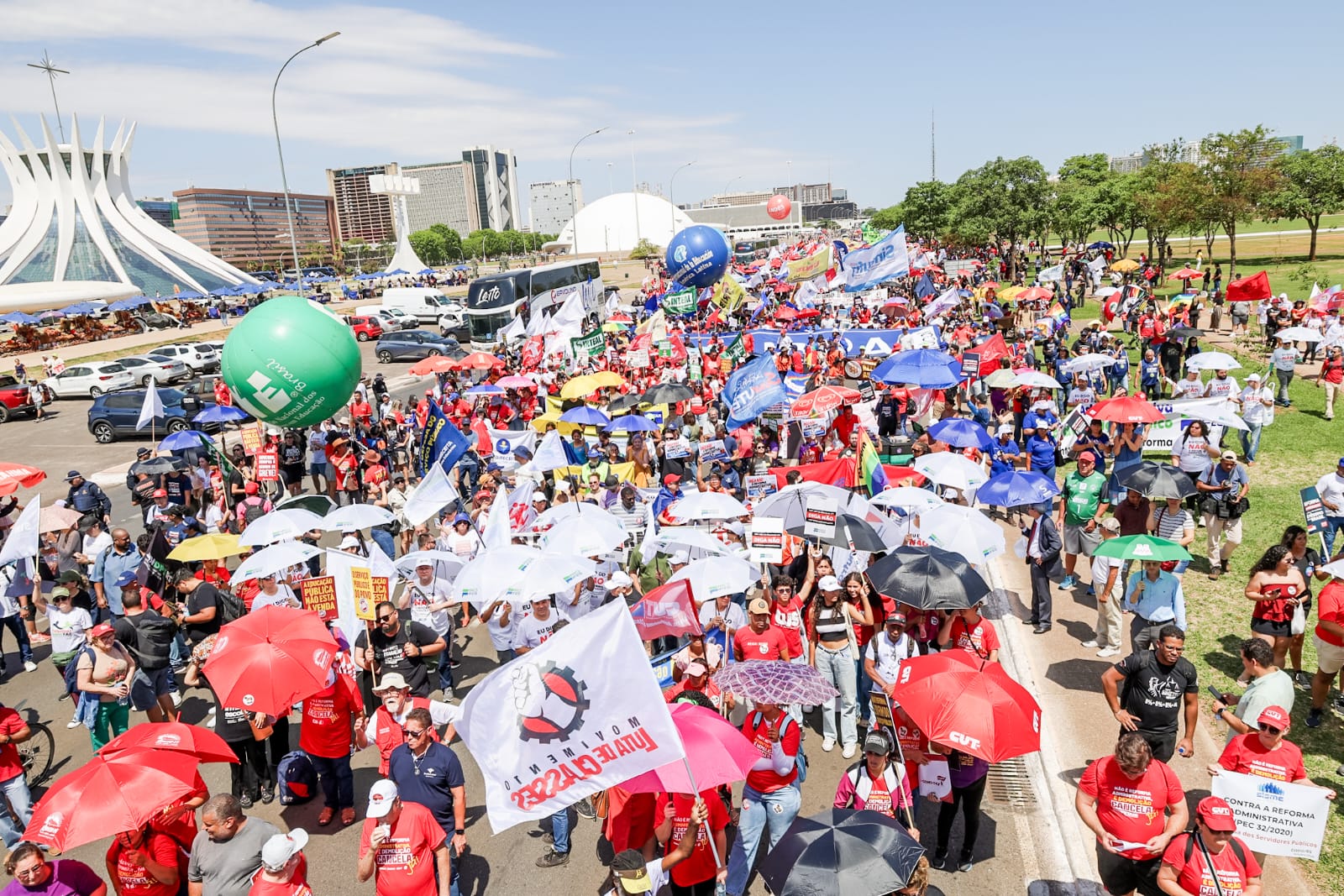 Servidores públicos fazem marcha unificada e ocupam Brasília em ato contra a Reforma Administrativa
