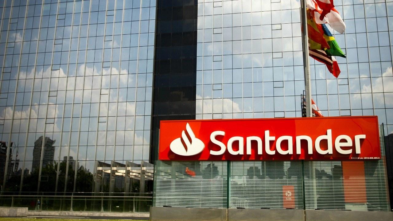 Santander lucra bilhões às custas de demissões, fechamento de agências e sobrecarga dos bancários