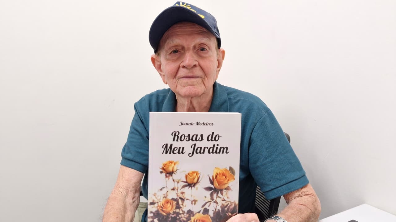 Bancário aposentado lança primeiro livro de poemas aos 86 anos