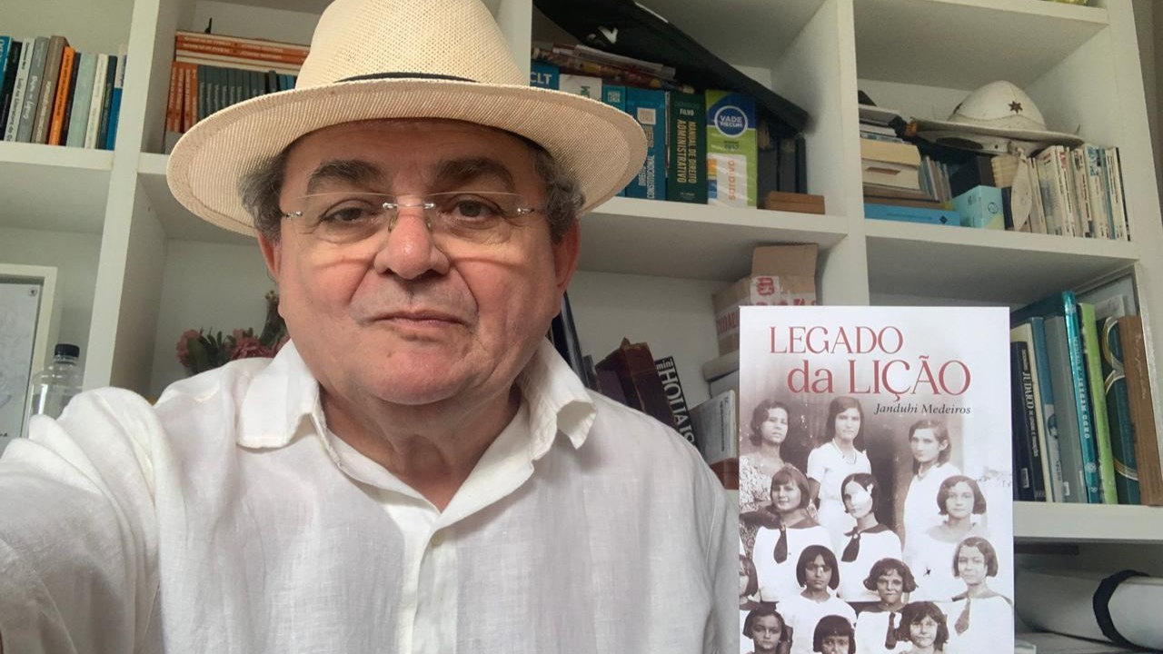 Bancário lança “Legado da Lição”, obra que resgata trajetória de educadora de Caicó
